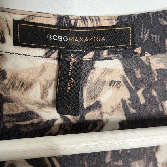 BCBGMAXAZRIA top Silk Tie Keyhole Neck  print relaxed blouson sleeve  medium - Picture 7 of 7